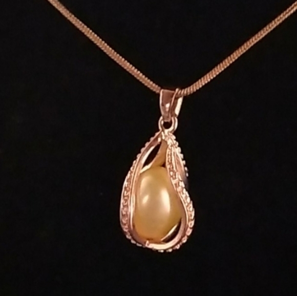 Akoya Pearl in a caged pendant necklace RG - Picture 1 of 6